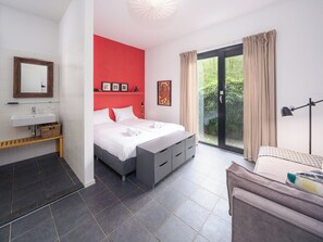 2 bedrooms, iron/ironing board, WiFi, bed sheets - 4-person villa with green garden, private jetty, 2 bathrooms, hammock, canoe and sunny terrace. Located at Villa Resort Harderwold between forest and water! (Zeewolde)