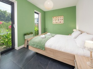 2 bedrooms, iron/ironing board, travel crib, WiFi - Luxurious 4-person ground floor villa with electrically heated jacuzzi, bath, lounge set on the water and two bicycles. Located at Villa Resort Harderwold, near Harderwijk and the Veluwemeer! (Zeewolde)