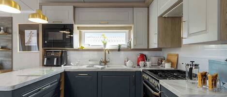 Een koelkast, een microgolfoven, een oven, een kookplaat