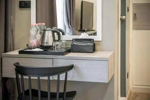 Basic Double Room, City View | Free WiFi, bed sheets - Ralph Poshtel Pratunam (Bangkok)