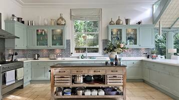 Lava-louças, talheres/pratos/utensílios de cozinha