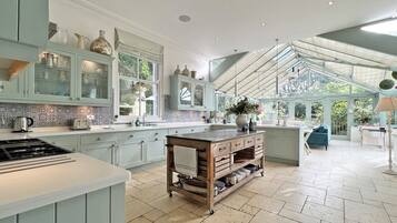 Dishwasher, cookware/dishes/utensils