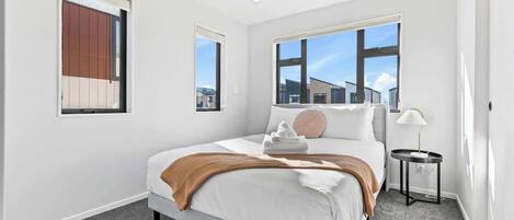 4 室のベッドルーム、デスク、アイロン / アイロン台、WiFi