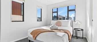 Stylish 4BR Townhouse in Suburbs by Zodiak