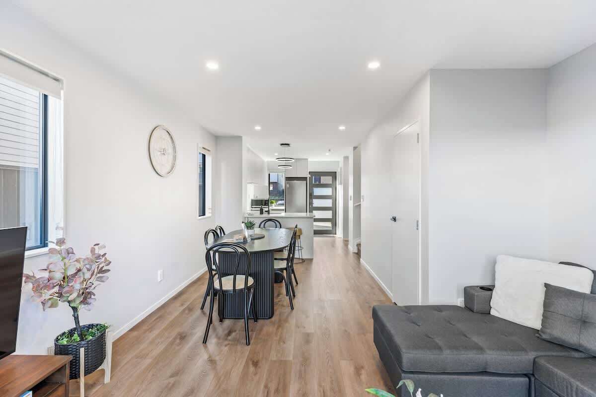 Stylish 4br Townhouse Close To Mangere & Airport - Auckland