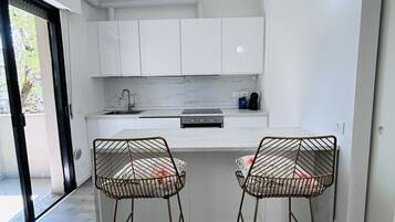 Kjøleskap, oppvaskmaskin og brødrister