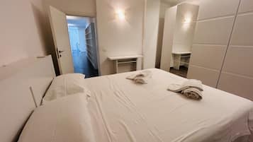 3 bedrooms, in-room safe, iron/ironing board