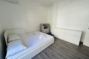 3 chambres, coffres-forts dans les chambres, fer et planche à repasser