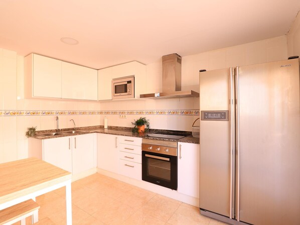 Fridge, microwave, oven, coffee/tea maker