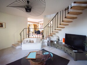 Fernseher, Tischtennisplatte