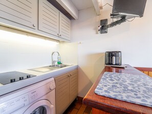 Kylskåp, mikrovågsugn, spishäll och kaffe- och tebryggare
