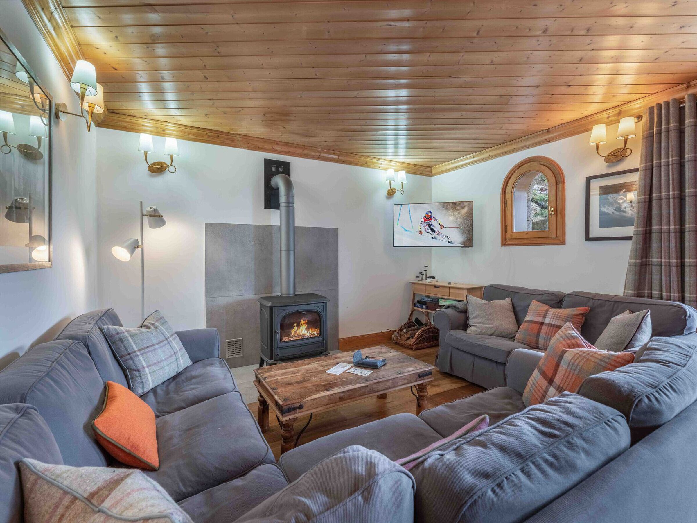 TV, fireplace