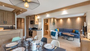 Un interior moderno con comedor, cocina y sala de estar.