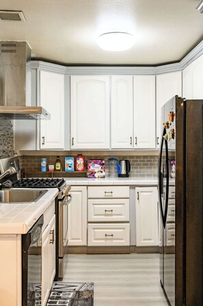Refrigerador, microondas, horno y parrilla de estufa