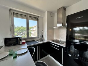 Réfrigérateur, micro-ondes, plaque de cuisson, cafetière/bouilloire