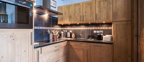 Réfrigérateur, micro-ondes, lave-vaisselle, cafetière/bouilloire