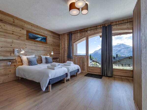 4 bedrooms, desk, free WiFi, bed sheets