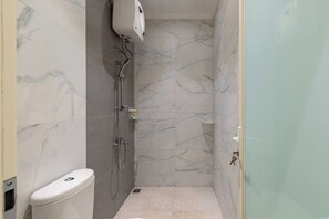 Basic Villa | Bathroom | Shower, rainfall showerhead, free toiletries, hair dryer