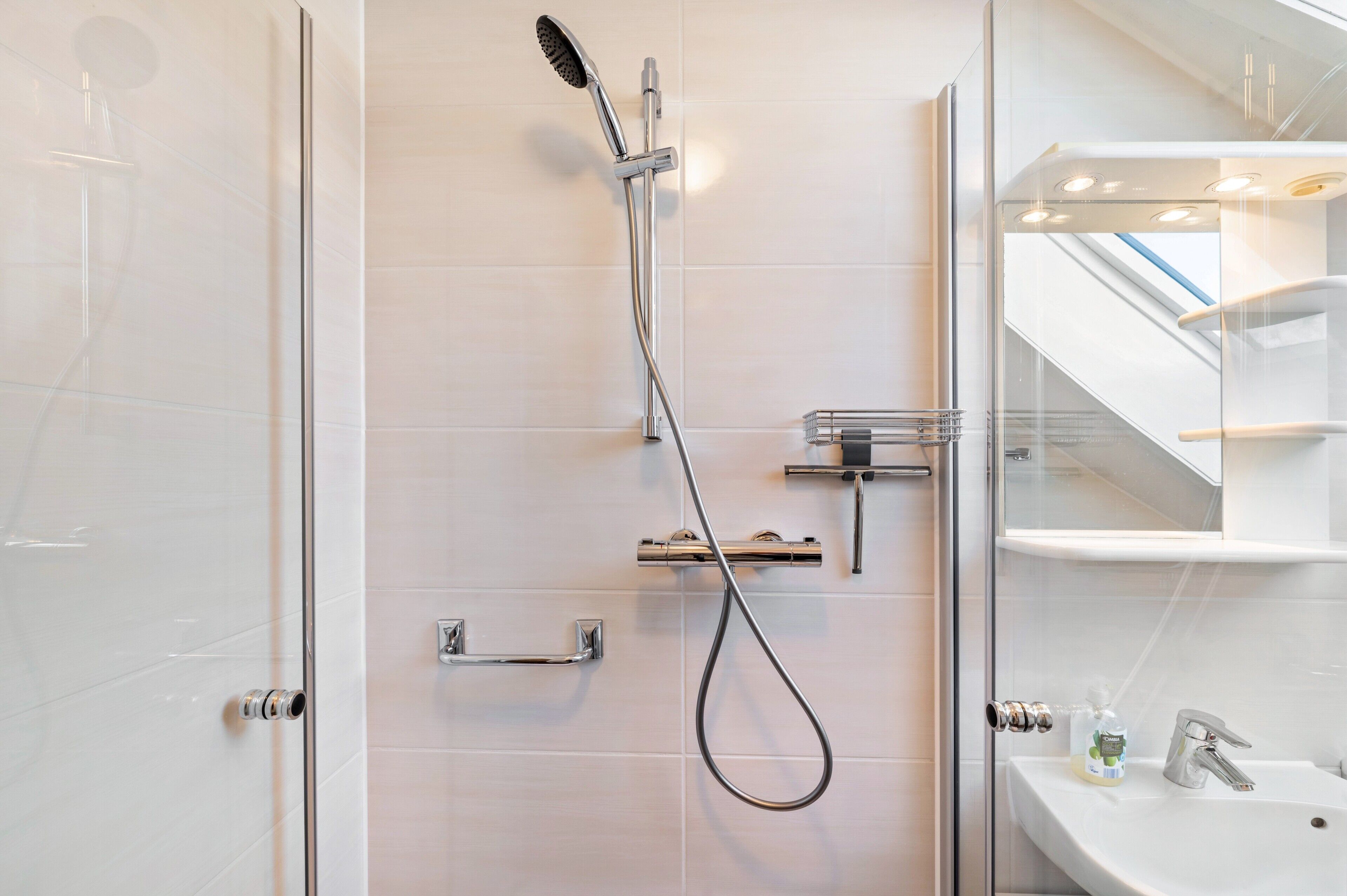 Een douche, een haardroger, handdoeken