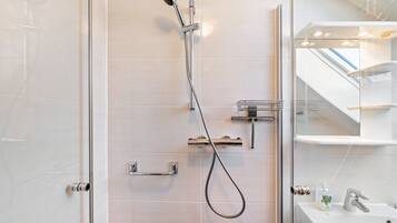Een douche, een haardroger, handdoeken