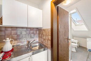 Refrigerador, microondas, parrilla de estufa y cafetera y tetera 