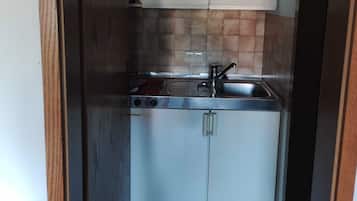 Kühlschrank, Mikrowelle, Herdplatte, Wasserkocher mit Kaffee-/Teezubehör