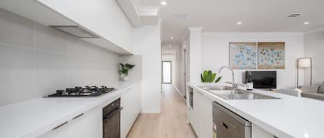 Fridge, oven, stovetop, dishwasher