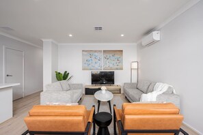 TV - Modeina Modern Brand New 4BR Home (Burnside)