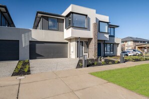 Exterior - Modeina Modern Brand New 4BR Home (Burnside)