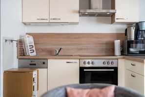Frigorífico, microondas, horno y placa de cocina