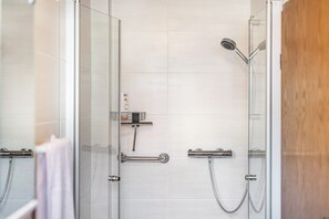 Douche, sèche-cheveux, serviettes fournies