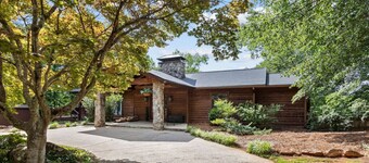 Spacious Lakefront *Gem* Pet & Family Friendly