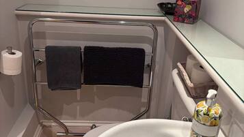 SĂšche-cheveux, serviettes fournies