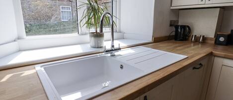 Lave-vaisselle, batterie de cuisine, vaisselle et ustensiles