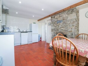 Dishwasher, cookware/dishes/utensils - Brynffynon (Pwllheli)