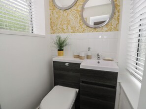 Cottage | Bathroom | Shower - Mid Haven Cottage (Conwy)