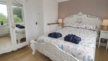 Cottage | 3 bedrooms, individually decorated, individually furnished, free WiFi