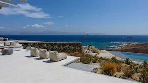 Una terraza con asientos al aire libre y vista al mar.