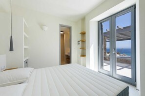 4 bedrooms, iron/ironing board, bed sheets