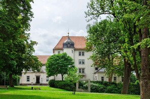 Exterior - Apartment 'Harzblick am Waldesrand' with Mountain View, Private Terrace & Sauna (Hahausen)