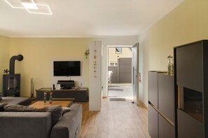 TV, fireplace, DVD player - Apartment 'Harzblick am Waldesrand' with Mountain View, Private Terrace & Sauna (Hahausen)