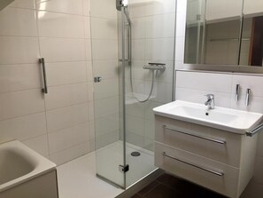 Ducha, secador de pelo y toallas