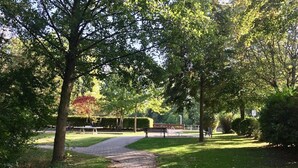 A park with a gravel path, benches, and trees. - Apartment 'Linde' with Shared Garden, Balcony and Wi-Fi (Endingen am Kaiserstuhl)