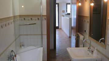SĂšche-cheveux, bidet, serviettes fournies, savon