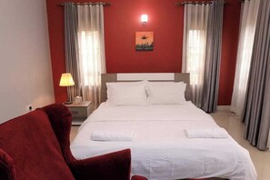 3 bedrooms, iron/ironing board, WiFi, bed sheets - Cozy 3BR, Fast WiFi, Near Metroplex Mall, Parking (Kampala, Uganda)