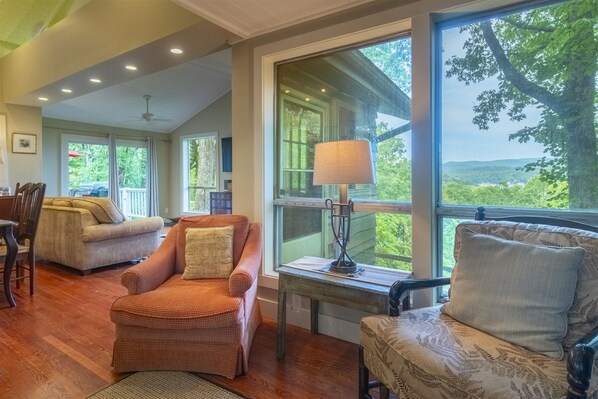 Smart TV, fireplace, books, offices - Lake View Escape– Mountain Cottage with Lake Burton Views (Clarkesville)