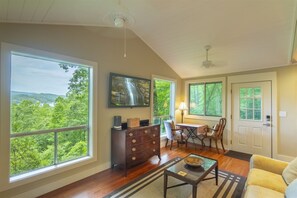 Smart TV, fireplace, books, offices - Lake View Escape– Mountain Cottage with Lake Burton Views (Clarkesville)