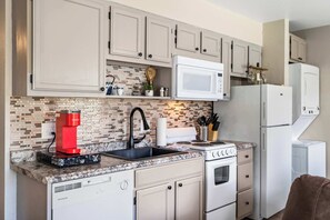 Condo, 1 Queen Bed with Sofa bed, Patio, Golf View (Cozy Escape) | Private kitchen