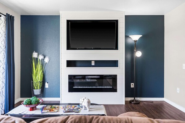 Condo, 1 cama Queen size y sofá cama, patio, vista al campo de golf (Cozy Escape) | Área de sala de estar | Televisión de pantalla plana de 42 pulgadas con canales digitales 