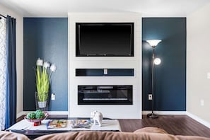 Condo, 1 giường cỡ queen và sofa giường, sân hiên, quang cảnh sân golf (Cozy Escape) | Khu phòng khách | TV màn hình phẳng 42-inch có truyền hình kỹ thuật số